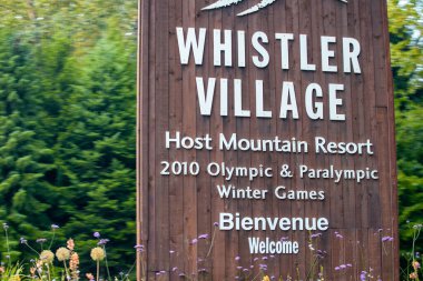 Whistler, CANADA - 11 Ağustos 2017: Whistler Village yaz sezonunda giriş tabelası.