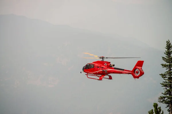 Whistler Canada Agosto 2017 Helicóptero Resgata Uma Pessoa Ferida Cenário — Fotografia de Stock