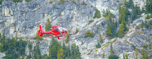 Helicóptero Vermelho Resgatando Pessoas Feridas Cenário Montanha — Fotografia de Stock