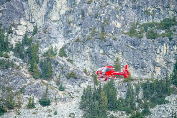 Whistler Canada Αυγουστου 2017 Ελικόπτερο Διασώζει Τραυματία Στο Ορεινό Σενάριο — Φωτογραφία Αρχείου