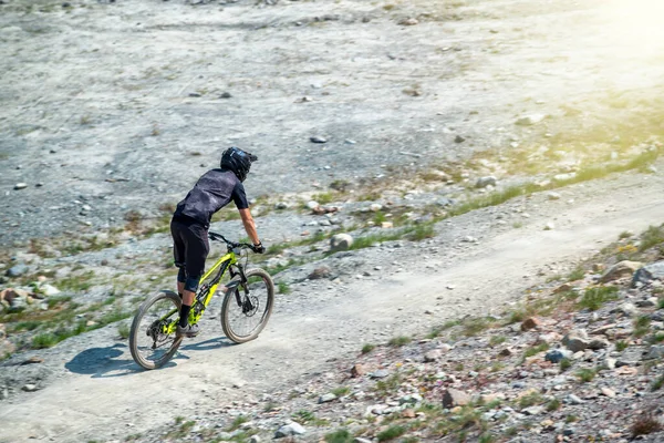 カナダの秋の間にマウンテンバイクでウィスラー山から降りる — ストック写真