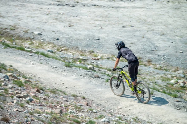 加拿大惠斯勒 2017年8月12日 人类骑着他的山地自行车沿着惠斯勒山下山 在夏天 惠斯勒山变成了山地自行车场 — 图库照片