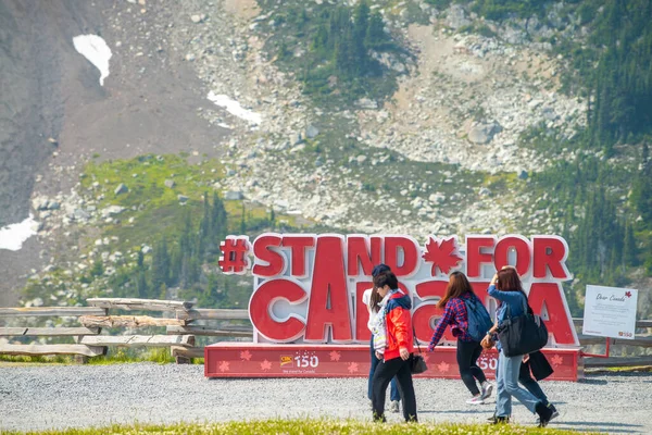 Після Канада Серпня 2017 Року Туристи Насолоджуються Гірським Ландшафтом Гори — стокове фото