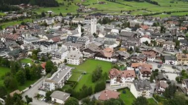 Innichen 'in yaz sezonundaki hava manzarası, San Candido silueti, İtalya