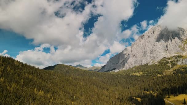 Вид с воздуха на Итальянские Доломитные горы в летний сезон. Валь-Висденде и Перальба — стоковое видео