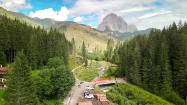 Légi kilátás az olasz Dolomite-hegységre a nyári szezonban. Val Visdende és a Peralba hegy — Stock videók