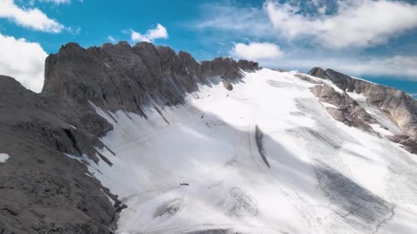 Incredibile vista aerea del ghiacciaio della Marmolada dal drone, Dolomiti, Italia — Video Stock