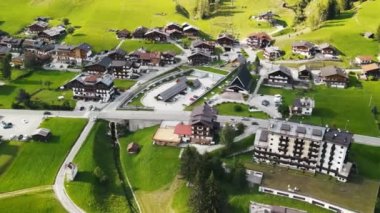 Sappada 'nın muhteşem hava manzarası, Dolomite Dağları' ndaki küçük kasaba, İtalya