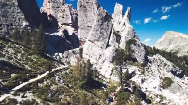 İtalya 'daki Dolomite Dağları' nın muhteşem hava manzarası. Cinque Torri, Beş Kule