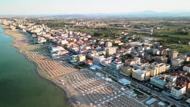 Torre Pedrera Beach, Rimini. Luchtfoto van drone in het zomerseizoen — Stockvideo