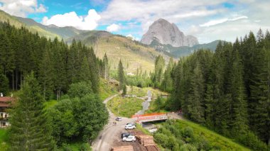 Yaz mevsiminde İtalyan Dolomite Dağları 'nın havadan görünüşü. Val Visdende ve Peralba Dağı.