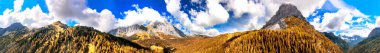Val Sesis, İtalyan Alpleri. Dolomite Dağı Tepeleri 'nin muhteşem yaz manzarası.