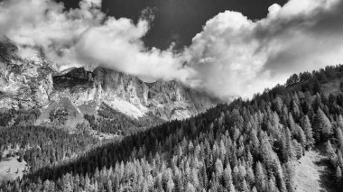 Val Sesis Dağları 'nın havadan panoramik görüntüsü, İtalya.