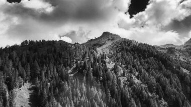 Val Sesis Dağları 'nın havadan panoramik görüntüsü, İtalya.