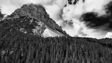 Val Sesis Dağları 'nın havadan panoramik görüntüsü, İtalya.