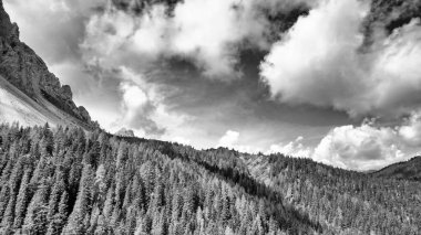 Val Sesis Dağları 'nın havadan panoramik görüntüsü, İtalya.