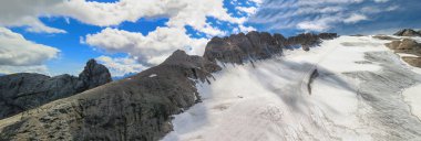 Marmolada, İtalyan Alpleri. Dolomite Dağı Tepeleri 'nin muhteşem yaz manzarası.