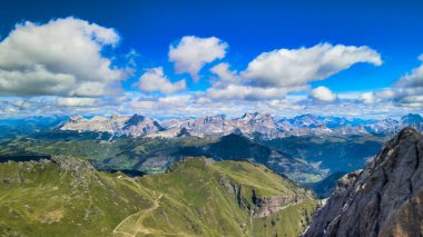 İtalya, Marmolada 'dan Dolomite Dağları hava manzarası.