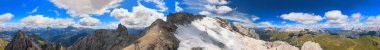 Marmolada, İtalyan Alpleri. Dolomite Dağı Tepeleri 'nin muhteşem yaz manzarası.