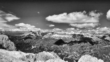 İtalya, Marmolada 'dan Dolomite Dağları hava manzarası.