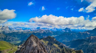 İtalya, Marmolada 'dan Dolomite Dağları hava manzarası.