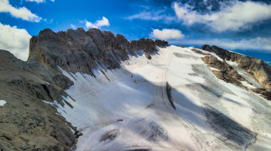 Yaz mevsiminde Marmolada Buzulu 'nun insansız hava görüntüsü, Dolomite Dağları.
