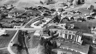 Sappada Dolomite Kasabası 'nın havadan panoramik görüntüsü, İtalyan Alpleri.
