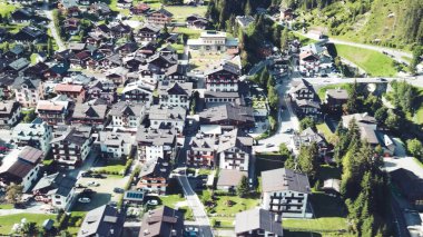 Sappada 'nın muhteşem hava manzarası, Dolomite Dağları' ndaki küçük kasaba, İtalya.