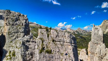 Beş Kuleler Tepesi 'nden havadan panoramik dağ manzarası. Cinque Torri, Dolomite Dağları, İtalya