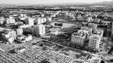 Yaz mevsiminde İHA 'dan Misano Adriatico Sahili' nin havadan görünüşü, İtalya.