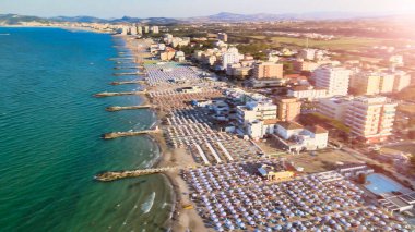 Yaz mevsiminde İHA 'dan Misano Adriatico Sahili' nin havadan görünüşü, İtalya.