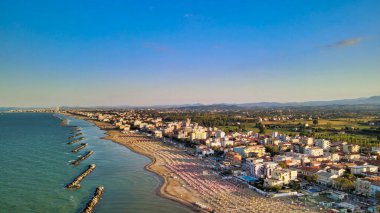 Yaz mevsiminde İHA 'dan Torre Pedrera Sahili' nin havadan görüntüsü, Rimini, İtalya.