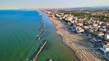Yaz mevsiminde İHA 'dan Torre Pedrera Sahili' nin havadan görüntüsü, Rimini, İtalya.