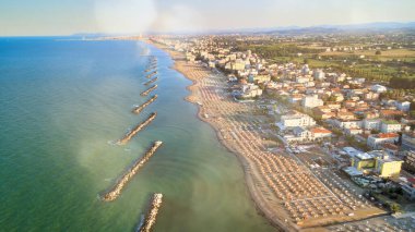 Yaz mevsiminde İHA 'dan Torre Pedrera Sahili' nin havadan görüntüsü, Rimini, İtalya.