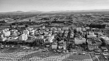 Yaz mevsiminde İHA 'dan Torre Pedrera Sahili' nin havadan görüntüsü, Rimini, İtalya.