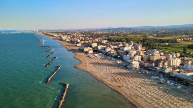 Yaz mevsiminde İHA 'dan Torre Pedrera Sahili' nin havadan görüntüsü, Rimini, İtalya.
