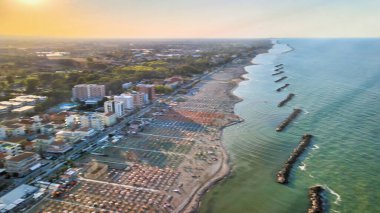 Yaz mevsiminde İHA 'dan Torre Pedrera Sahili' nin havadan görüntüsü, Rimini, İtalya.
