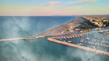 İtalya 'da yaz mevsiminde İHA' dan Rimini Limanı ve Plaj 'ın hava görüntüsü.