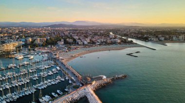 İtalya 'da yaz mevsiminde İHA' dan Rimini Limanı ve Plaj 'ın hava görüntüsü.