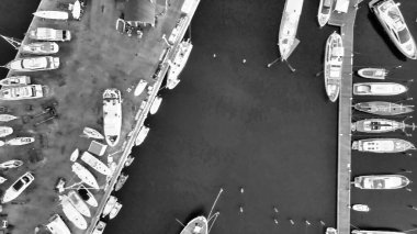 Rimini Limanı 'nın İtalya' daki rıhtımlı tekneleriyle yukarıdan görünüşü.