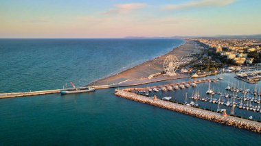 Rimini Limanı 'nın İtalya' daki rıhtımlı tekneleriyle yukarıdan görünüşü.