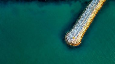 Yaz mevsiminde İHA 'dan Rimini İskelesi' nin havadan görünüşü, İtalya
