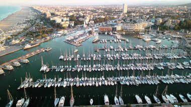 İtalya 'da yaz mevsiminde Rimini Limanı ve Rimini Limanı' nın hava manzarası.