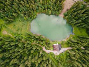 Dağ gölü boyunca güzel bir dağ evi, İtalyan Alpleri..