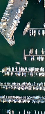 Limana yanaşan küçük teknelerin yukarıdan görünüşü, panoramik drone bakış açısı.