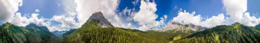 Dolomite Dağları 'nın havadan panoramik görüntüsü. Val Sesis Vadisi Yaz mevsiminde.
