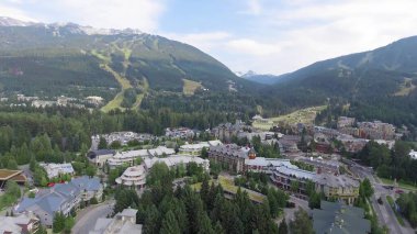 Whistler gökyüzü manzarası ve yaz mevsiminde dağlar, British Columbia, Kanada.