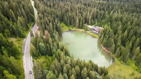 Vacker Stuga Längs Sjön Underbar Fjällskog Flygutsikt — Stockfoto