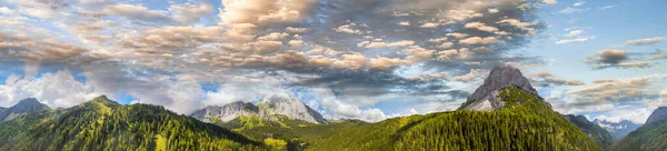 Val Sesis 意大利阿尔卑斯山 白云岩山峰的夏日奇景 — 图库照片