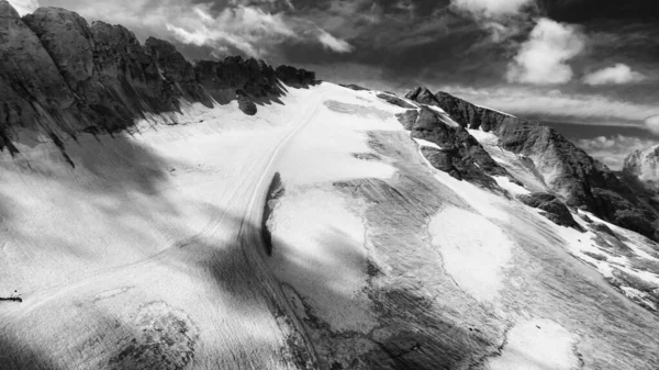 夏季の無人機から見たマルモラーダ氷河 ドロマイト山脈 — ストック写真
